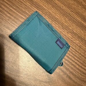 Baggu Velcro wallet — malachite